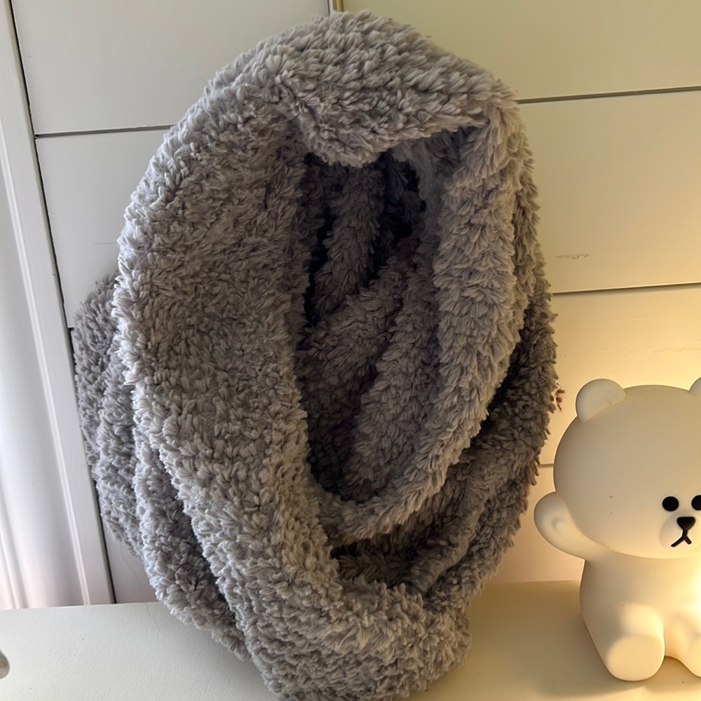 Akira Chicago scarf
